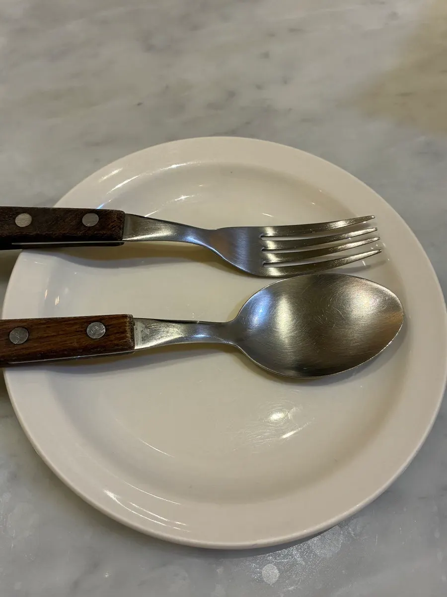 가지런히 놓인 멜라 홍대점 식기류