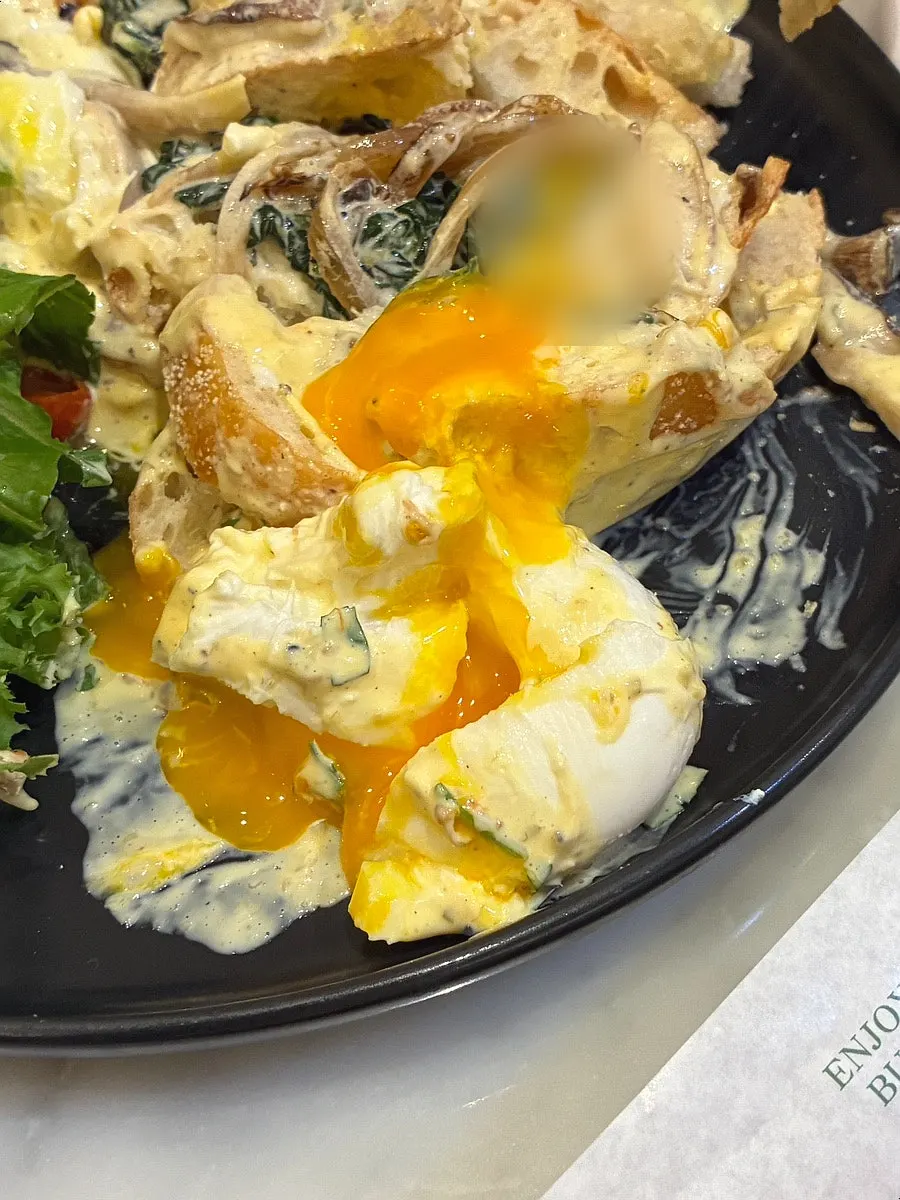 노른자가 흘러나온 에그베네딕트