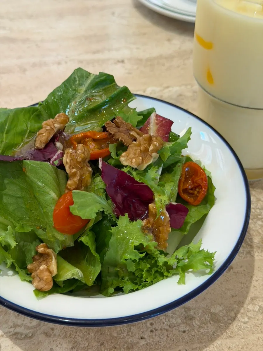 Mini salad with walnuts and sun-dried tomatoes