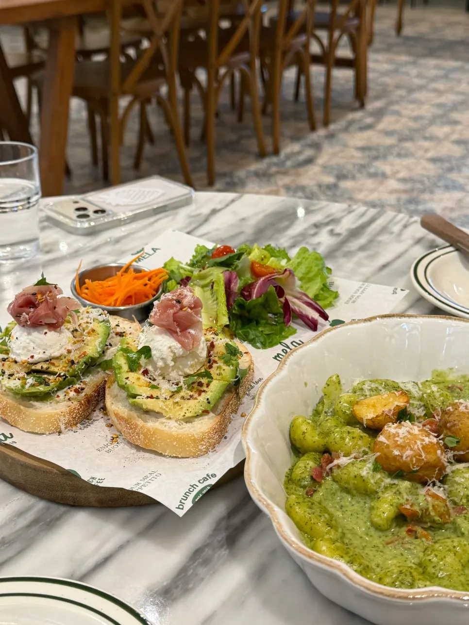 Brunch plate served with salad and carrot rapé