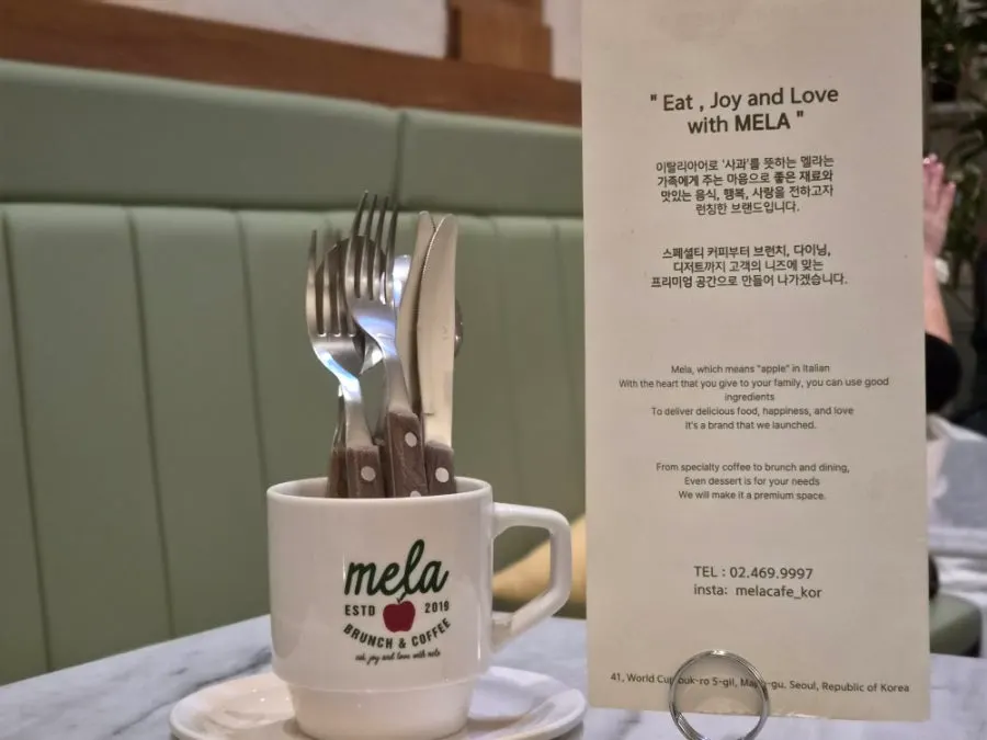 친구와 앉기 좋은 멜라 홍대점 테이블