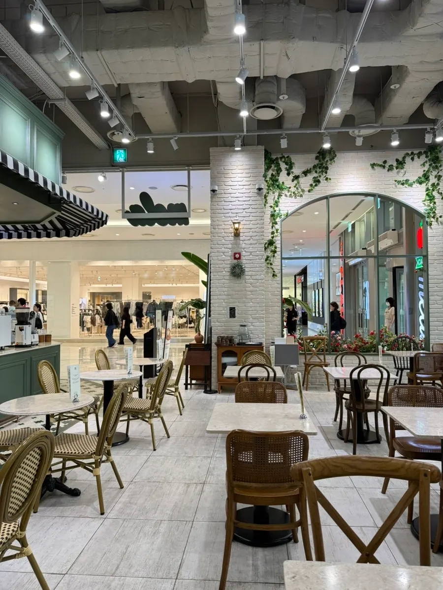 Front of Mela connecting indoors to Yeongdeungpo Station