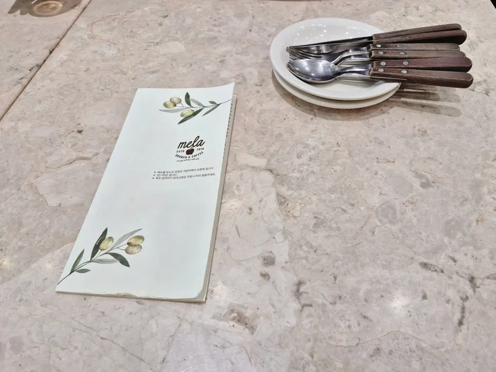 테이블에 놓인 멜라 메뉴판 앞면