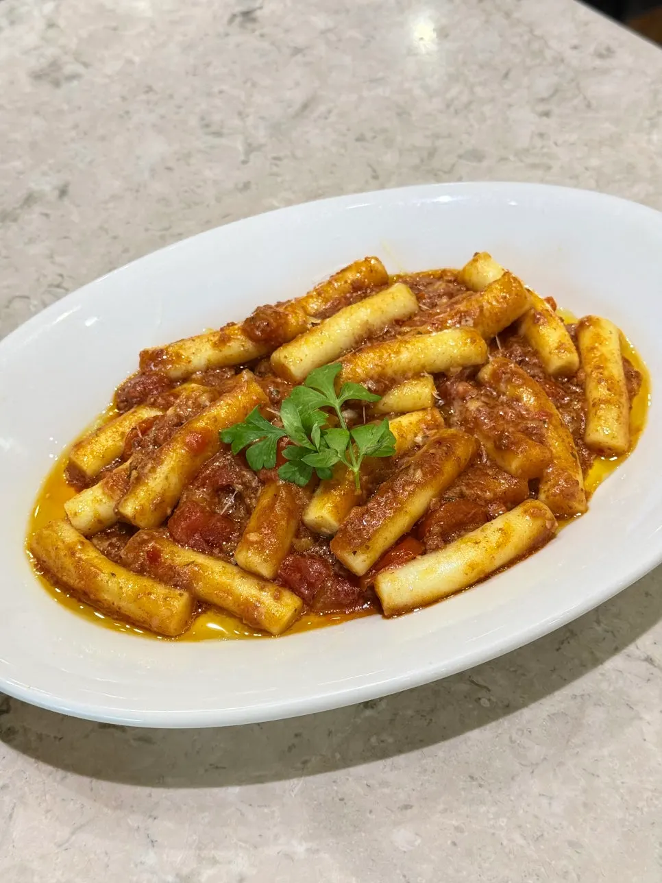 진한 라구 소스에 버무린 라구 떡볶이