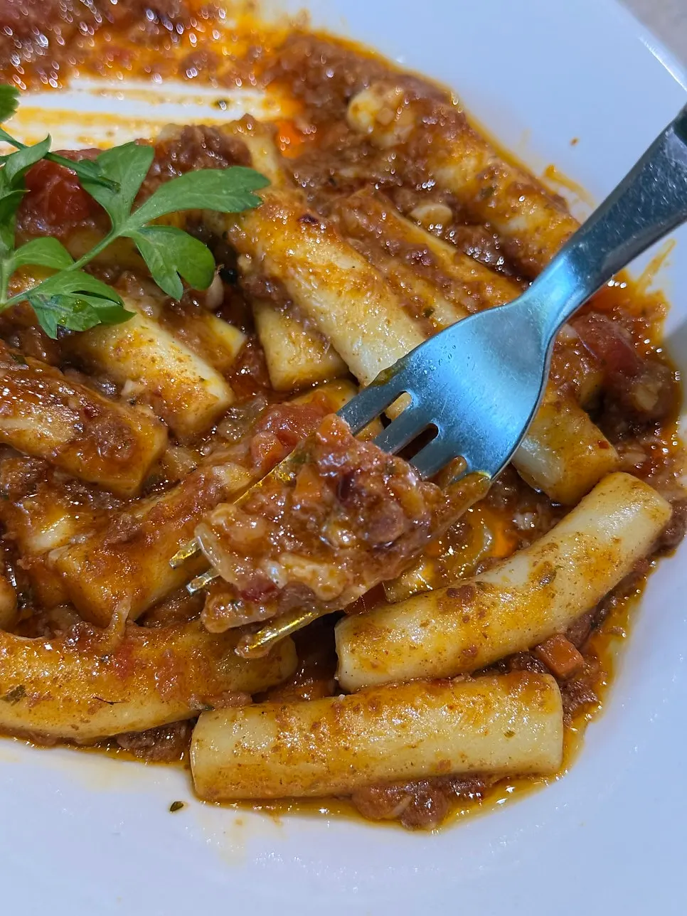 라구 떡볶이 소스를 떠먹는 모습