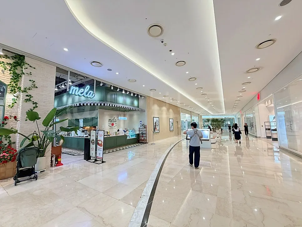 Area around the Mela store on the 1st floor of Times Square