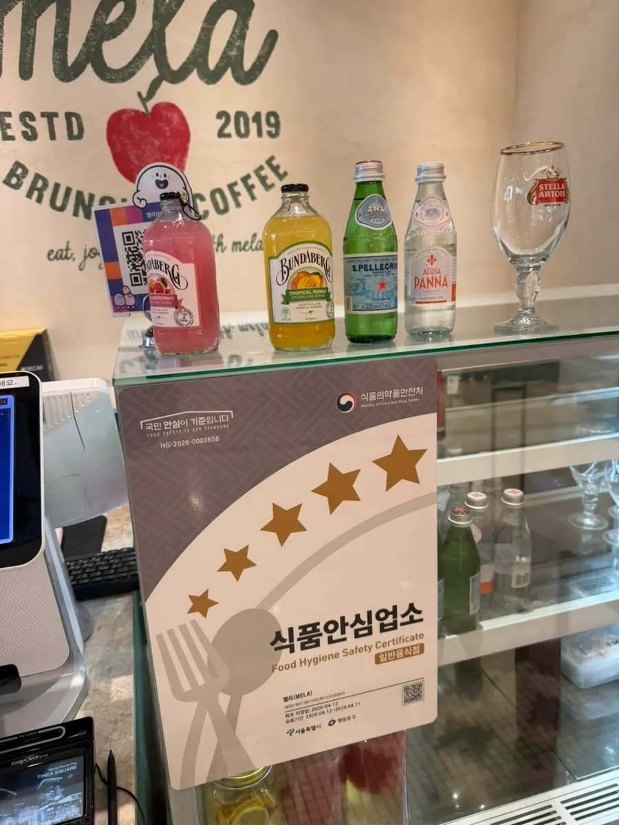 식물로 꾸민 멜라 매장 인테리어