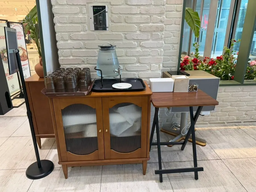 물과 컵이 놓인 멜라 셀프바