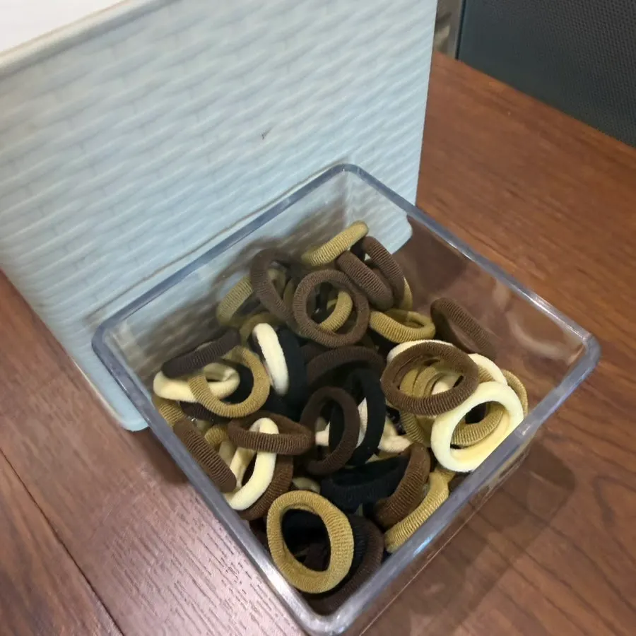 멜라 셀프바에 준비된 머리끈