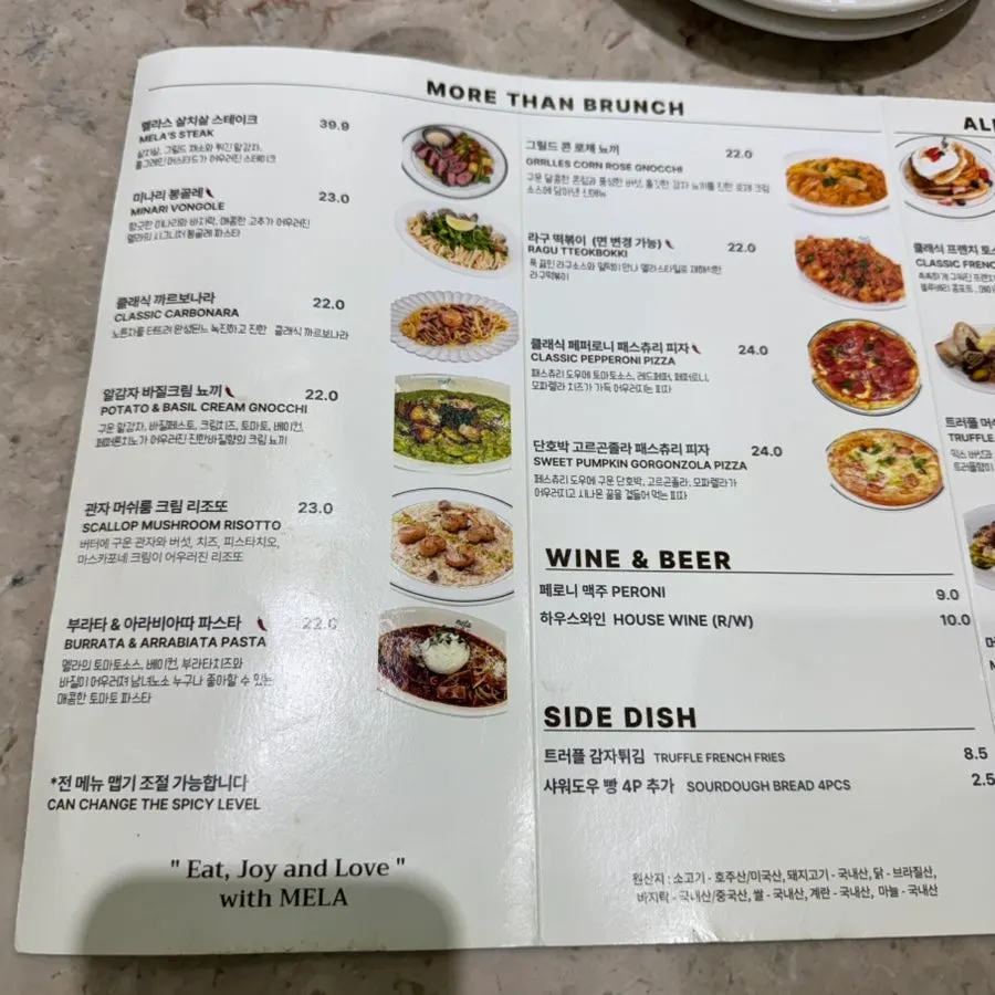 멜라 타임스퀘어점 대표 메뉴 안내판