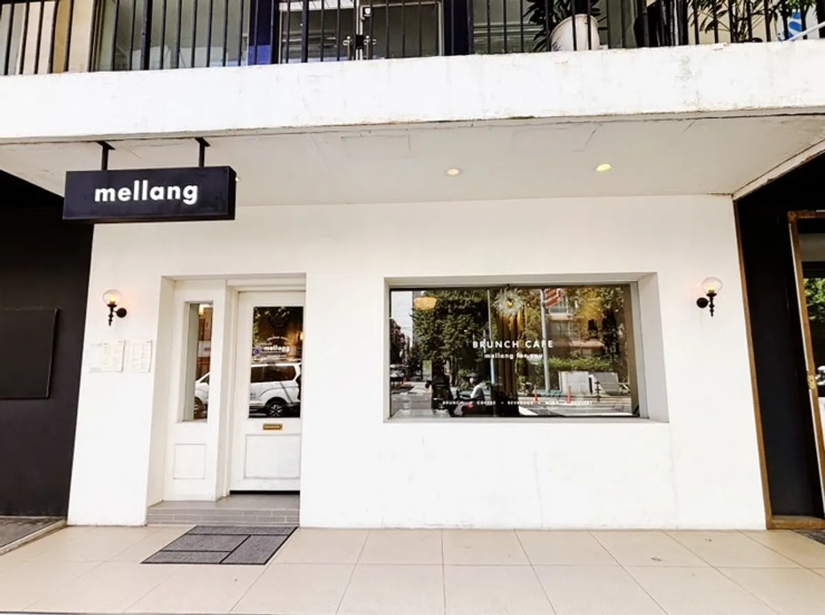 Exterior of Cafe Mellang in Dongbuichon-dong near the National Museum of Korea