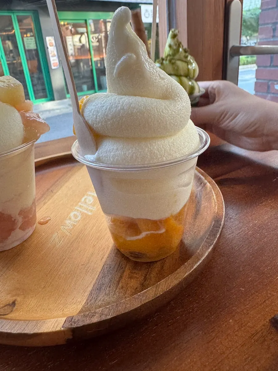 말차 시럽과 웨이퍼 롤이 올라간 말차 소프트아이스크림
