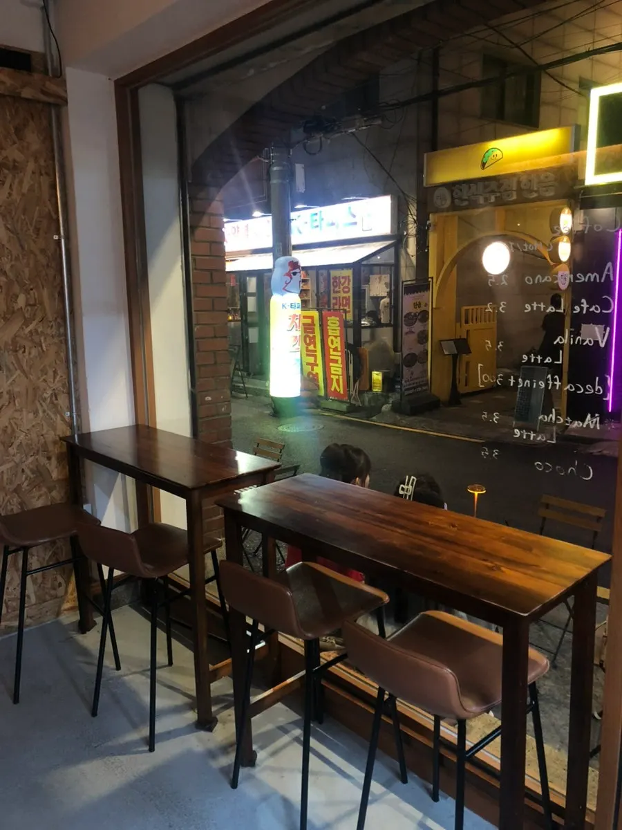 멜로우즈 내부 우드톤 테이블과 의자