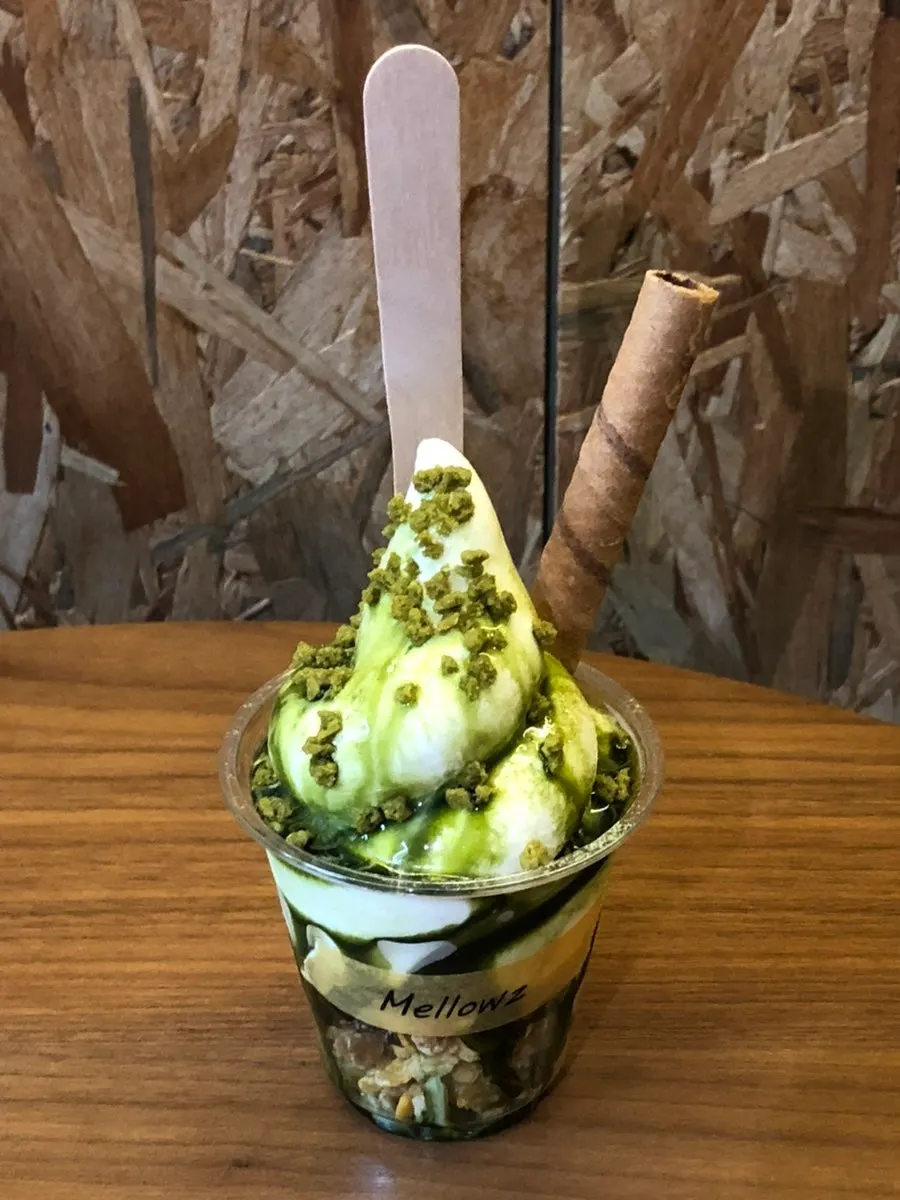 말차 소스와 토핑을 올린 소프트 아이스크림