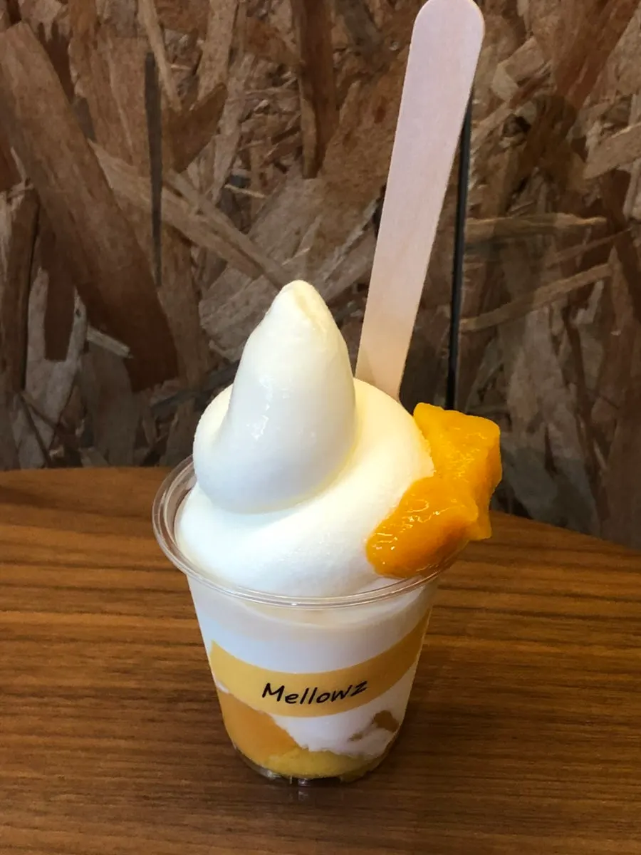 망고를 올린 소프트 아이스크림