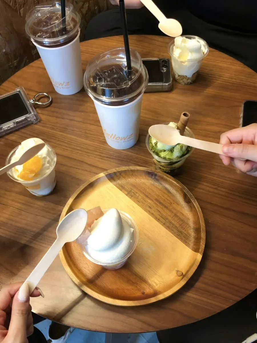 테이블에 놓인 아이스크림 네 가지와 커피