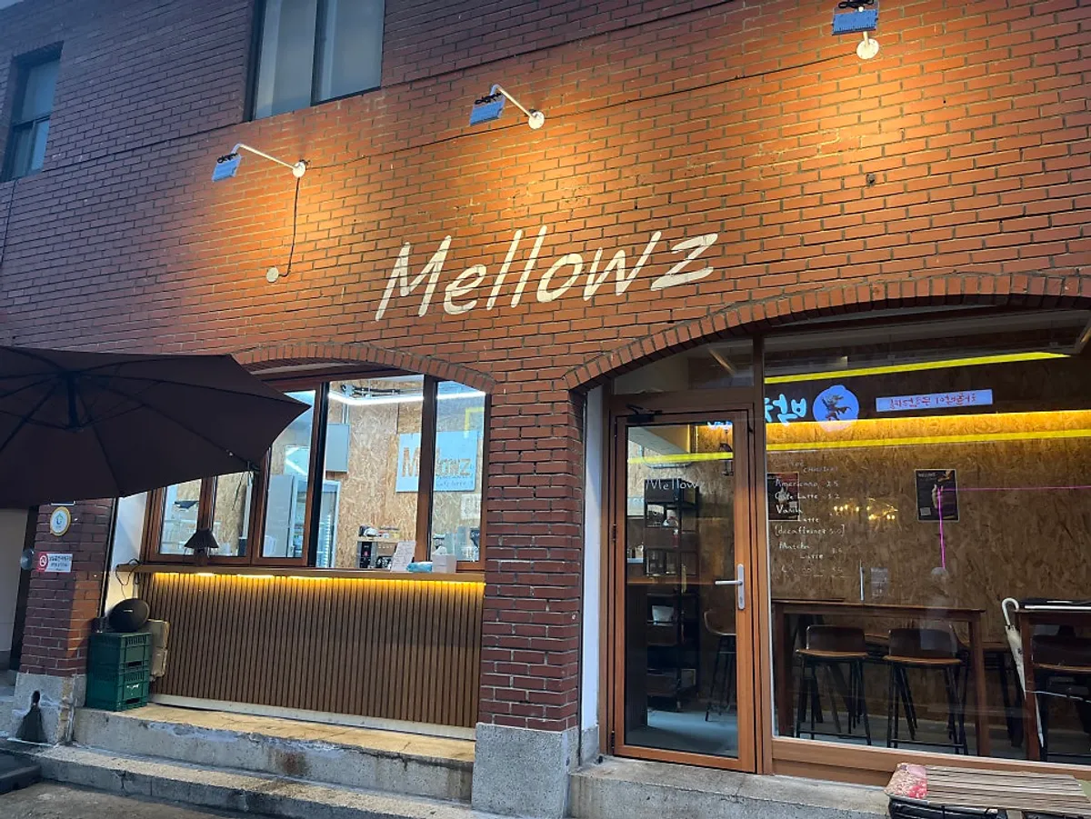 벽돌 벽에 상호가 적힌 멜로우즈 외관