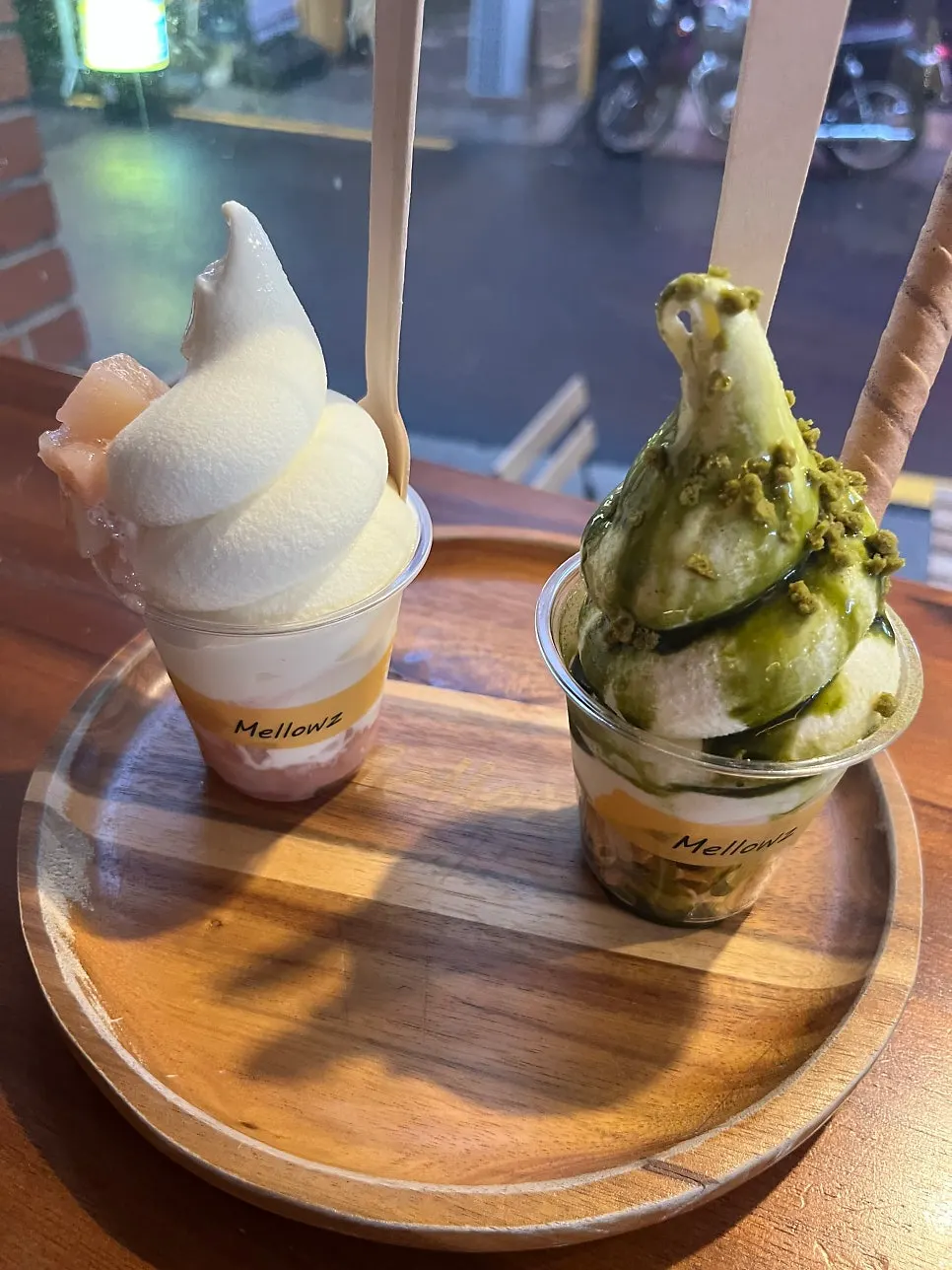 트레이에 담긴 아이스크림 두 개와 커피