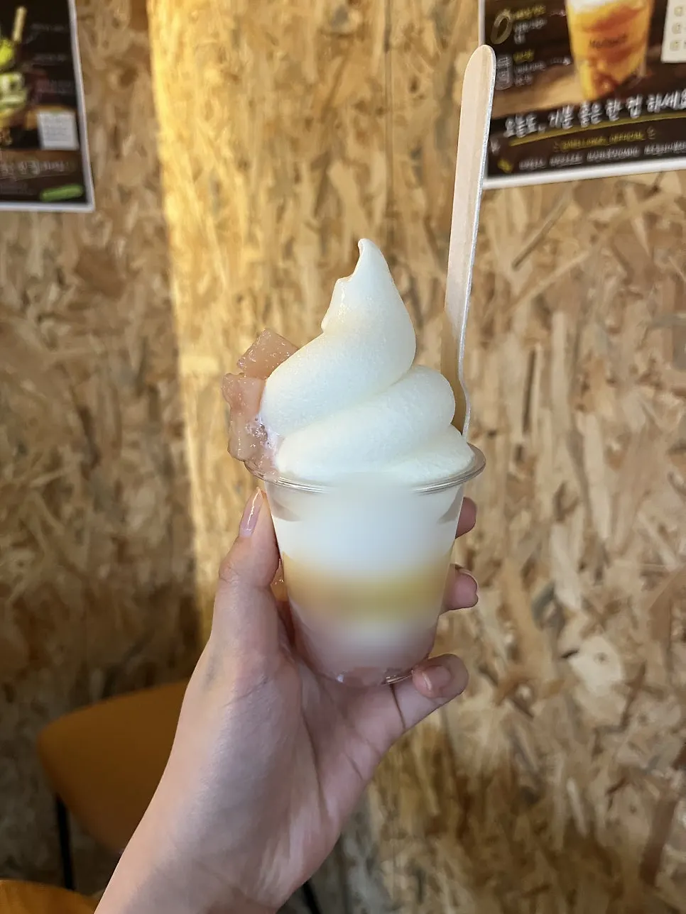 복숭아 과육이 얹힌 소프트 아이스크림