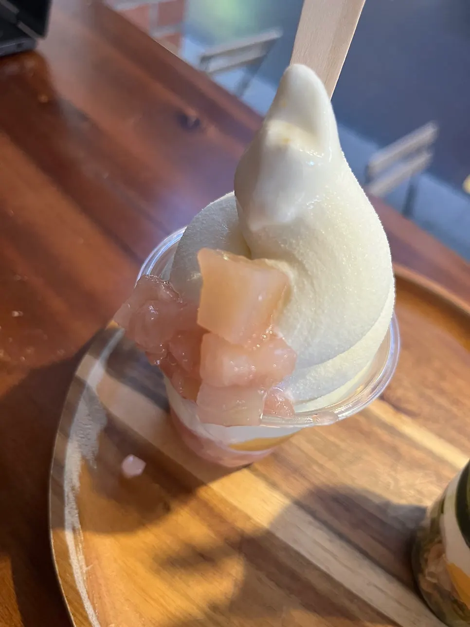 창가에 놓인 복숭아 소프트 아이스크림