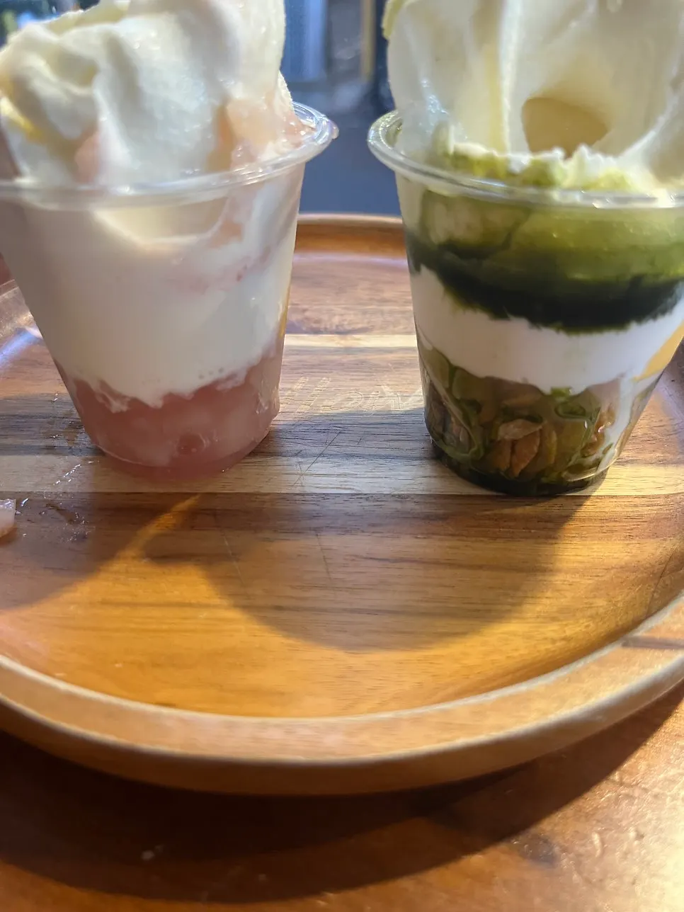 말차 크런치와 롤리폴리 과자를 올린 말차 아이스크림