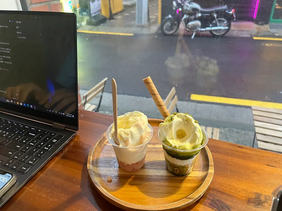 옆에서 본 말차 컵의 그래놀라 층