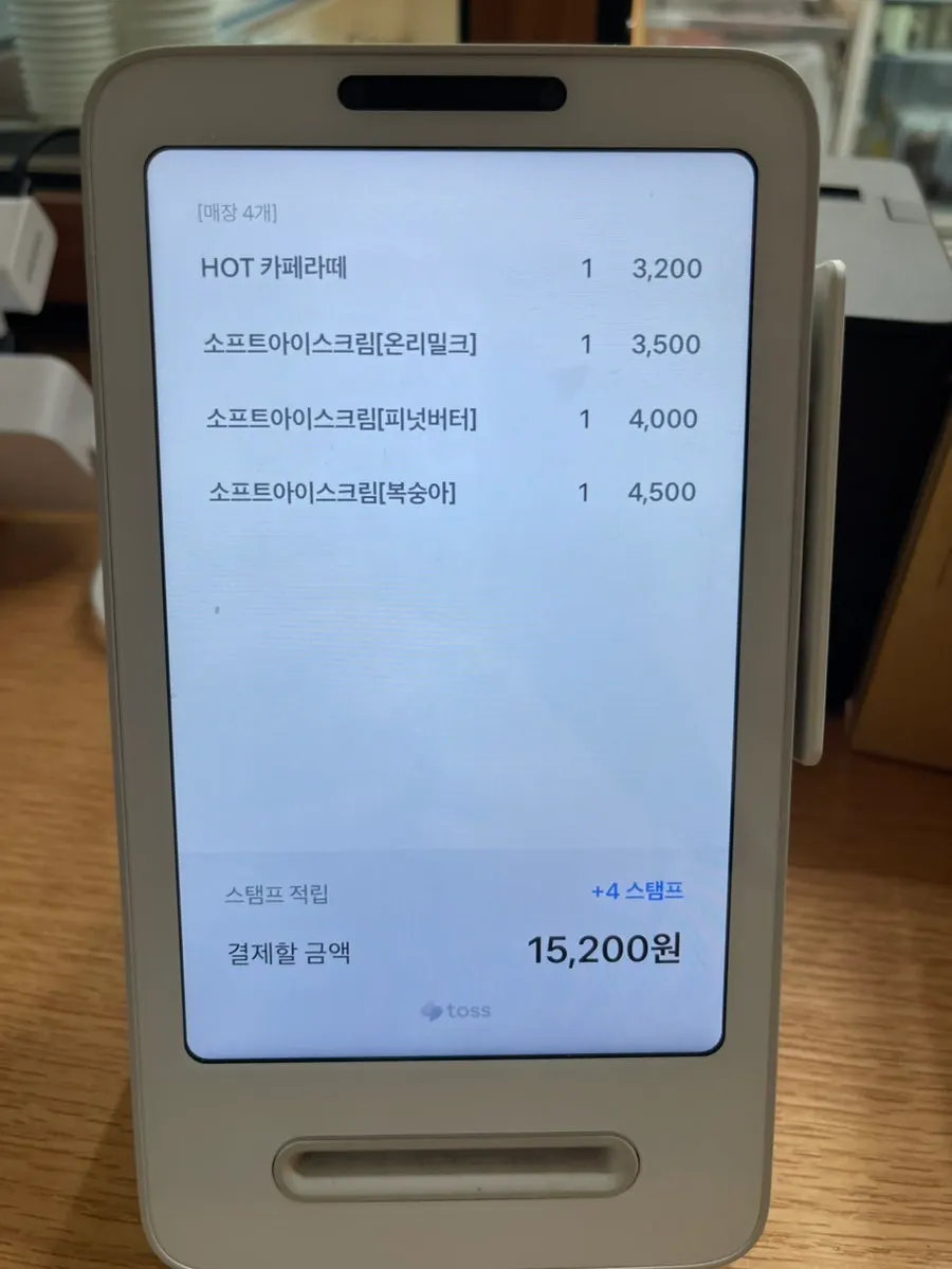 창가 바 자리에서 본 멜로우즈 내부