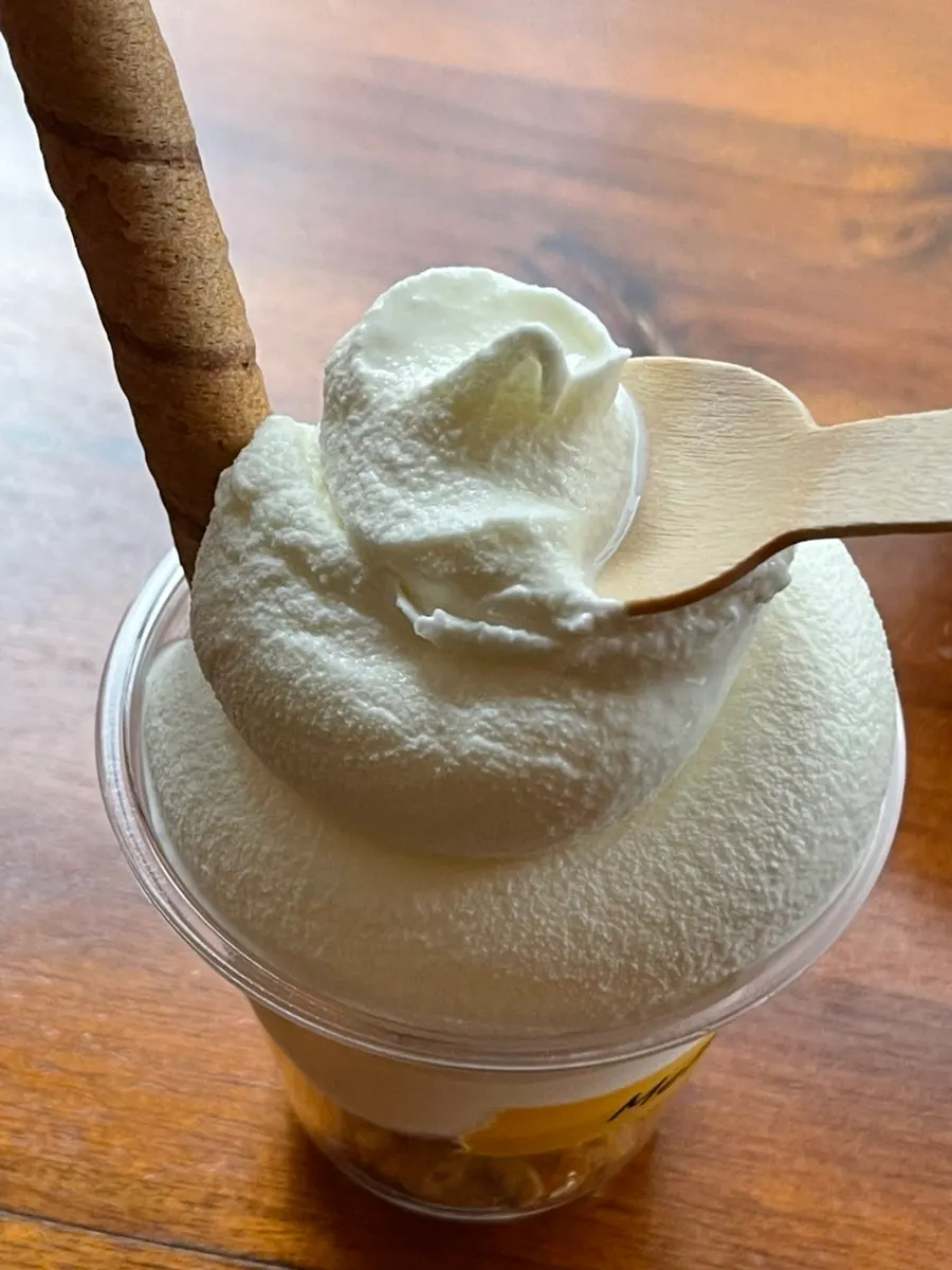 시리얼이 깔린 밀크맛 소프트아이스크림