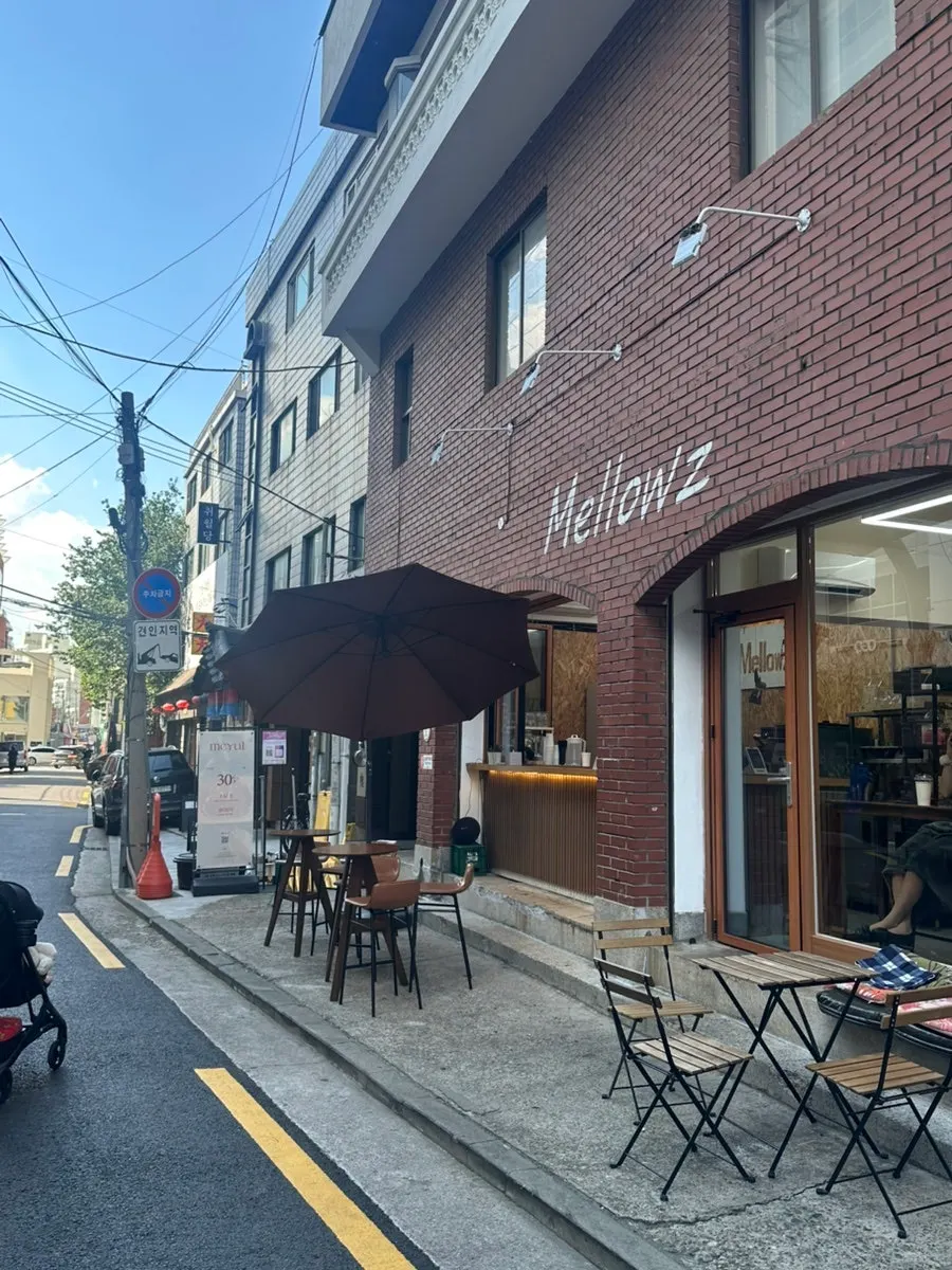 Café photo alongside Mellows info
