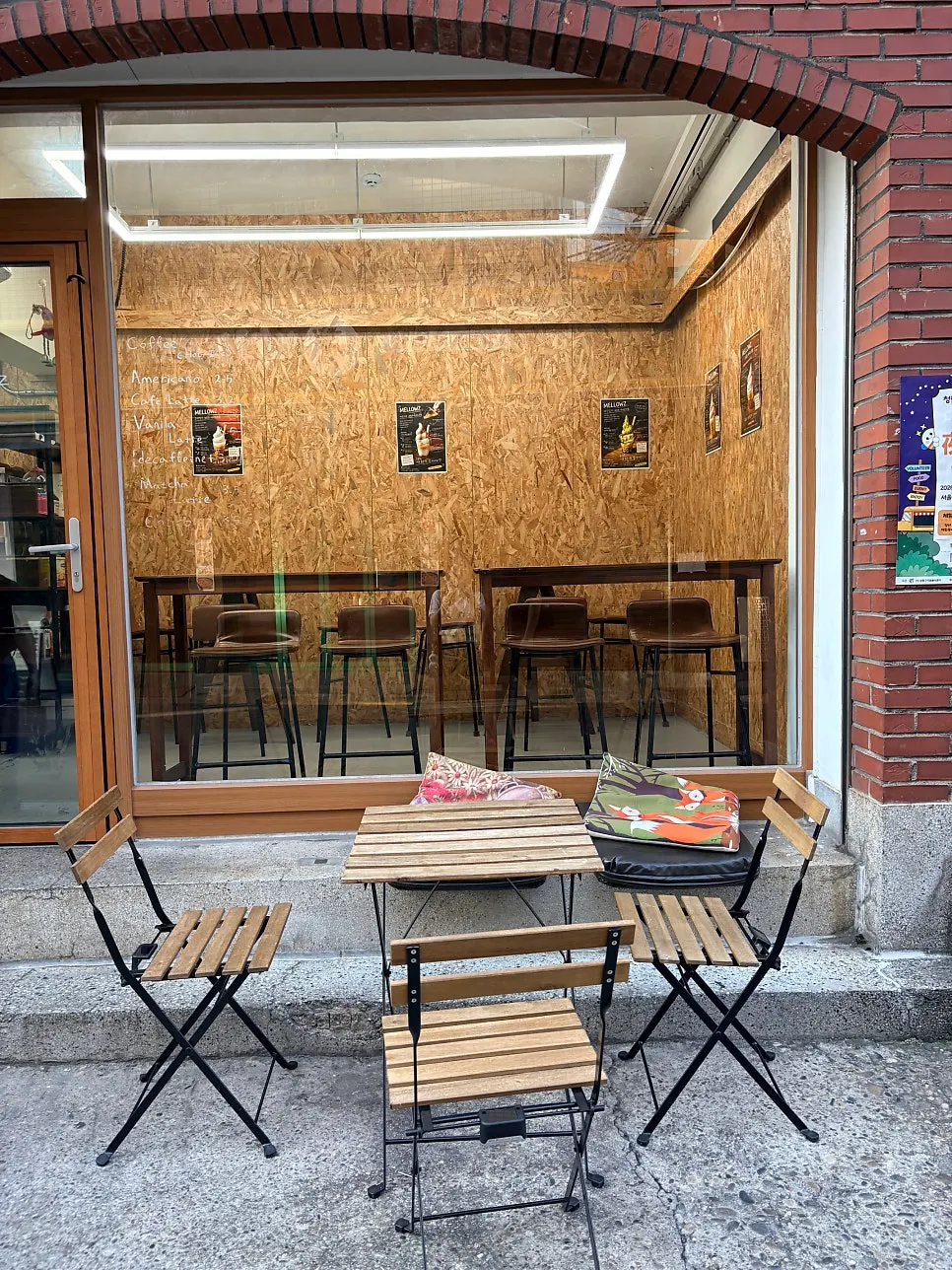 Terrace tables and chairs with a European feel