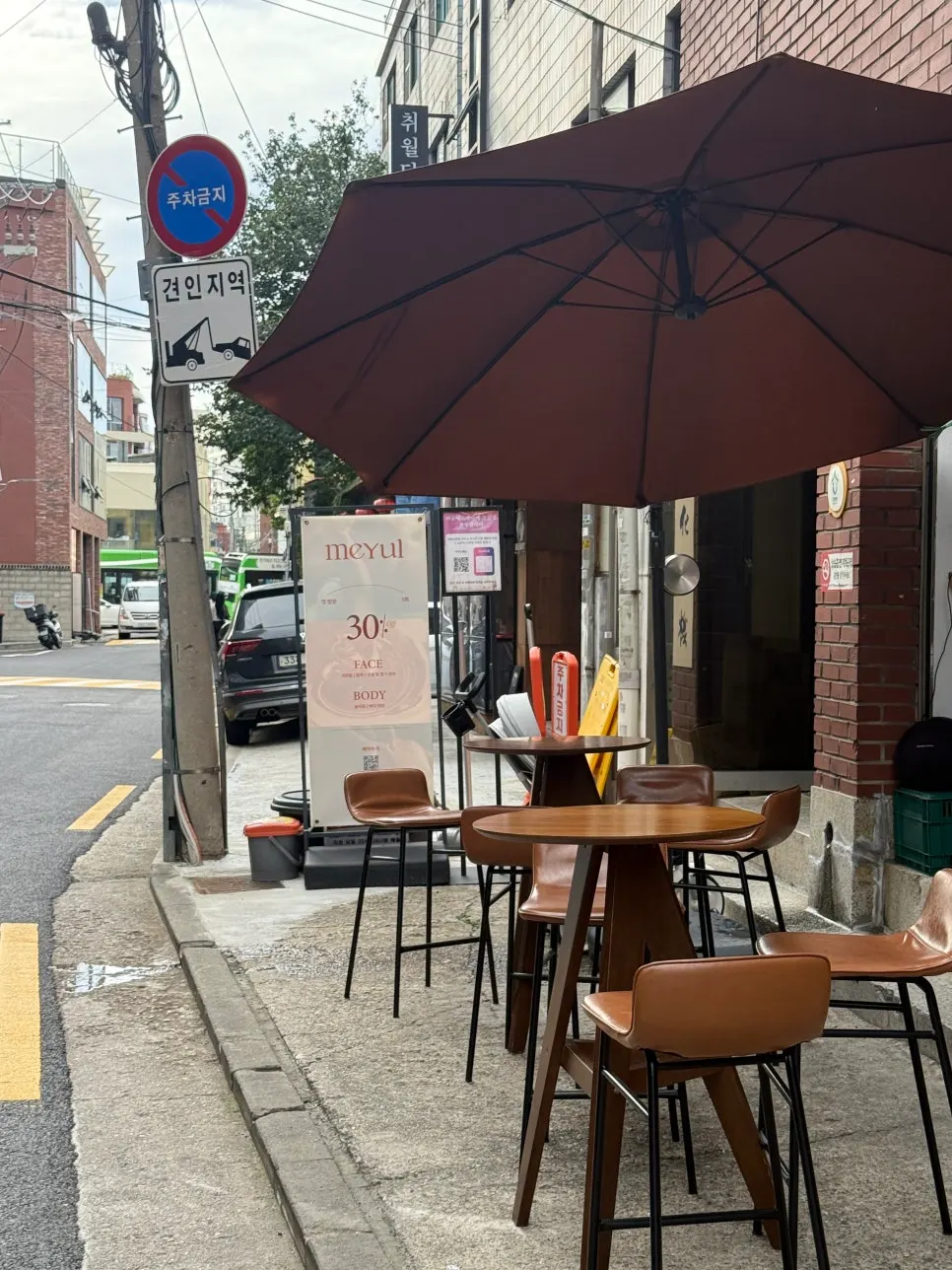 Terrace seating at Mellows near Ttukseom Station