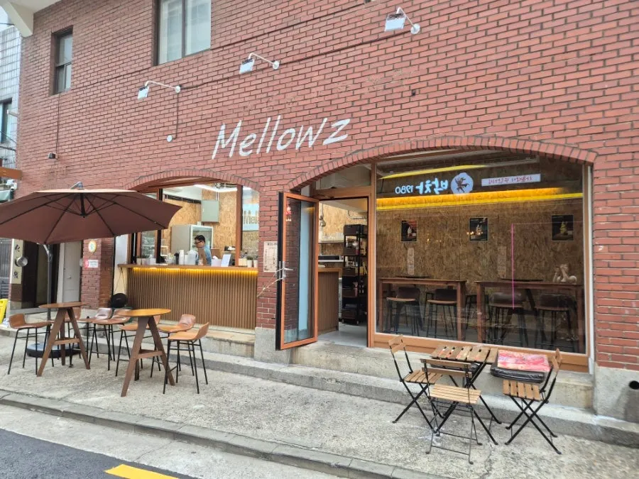 Exterior of Mellows café on an alley near Ttukseom Station