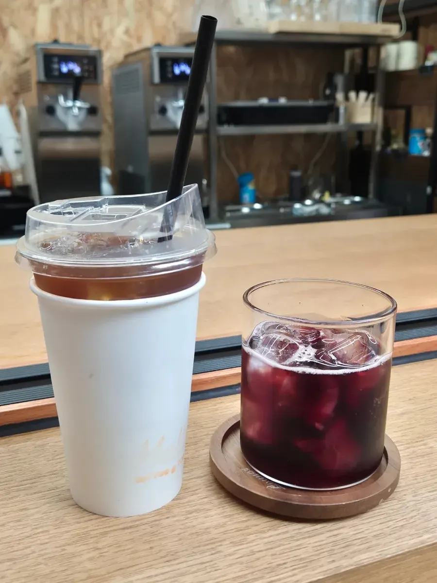 Americano and kalimotxo served together