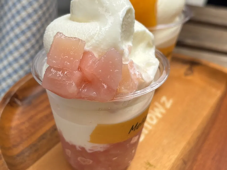 큼직한 망고 과육이 올라간 아이스크림
