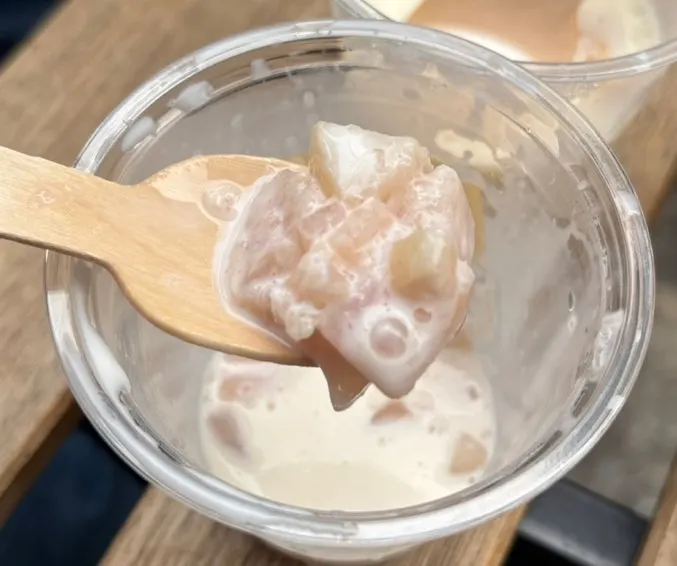 복숭아 과육이 가득한 우유 아이스크림