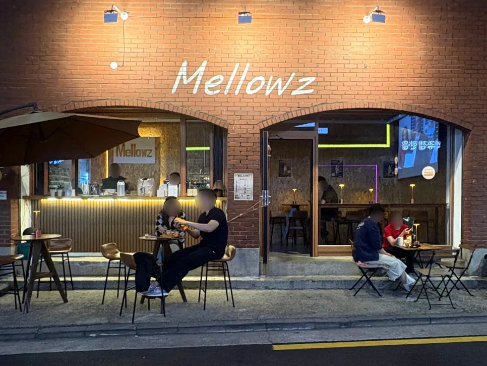 빨간벽돌 외관의 서울숲 감성카페 멜로우즈