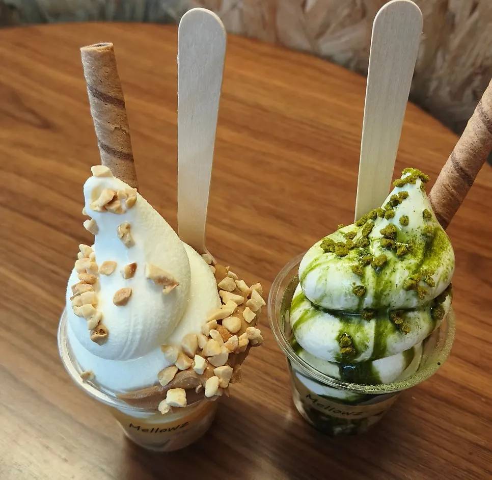 말차와 피넛버터 소프트 아이스크림 두 컵