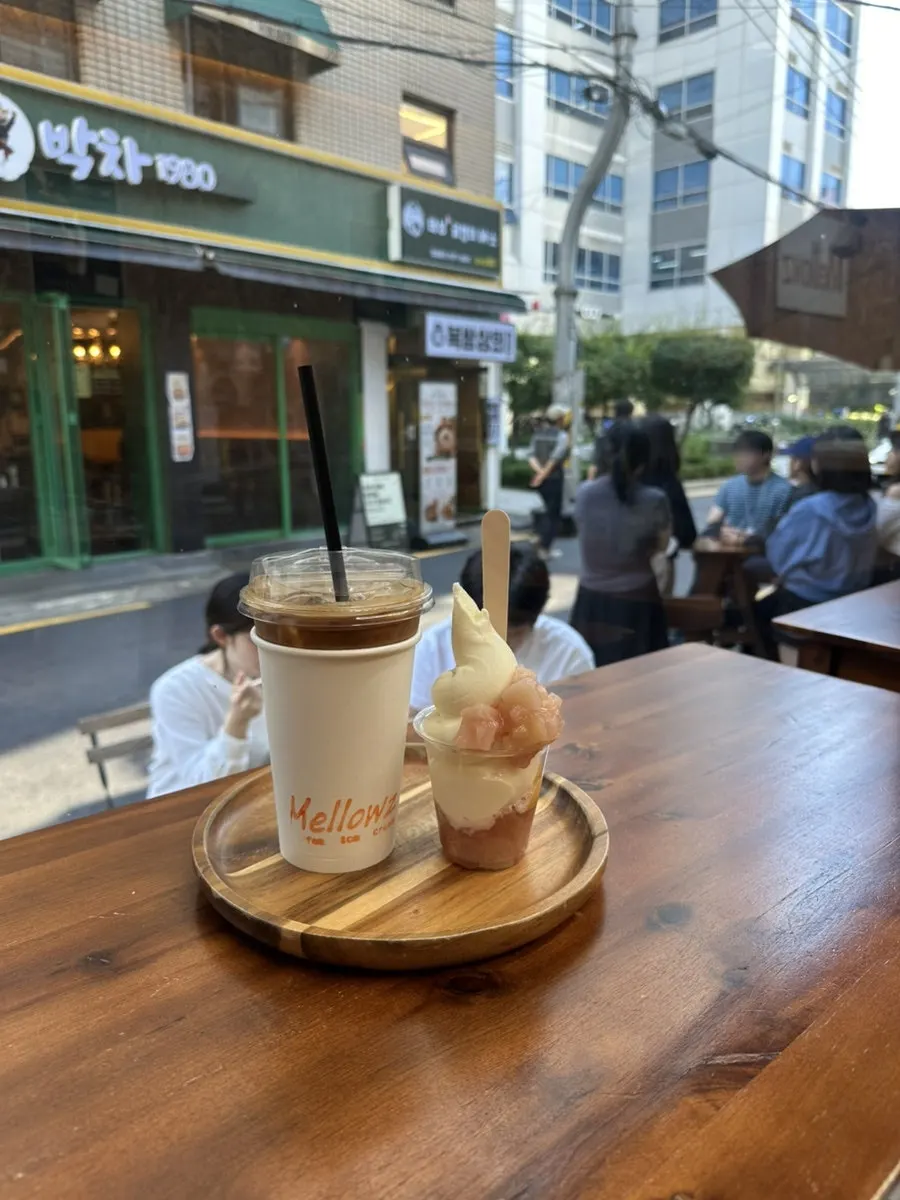 Peach ice cream and café latte at Mellows near Ttukseom Station