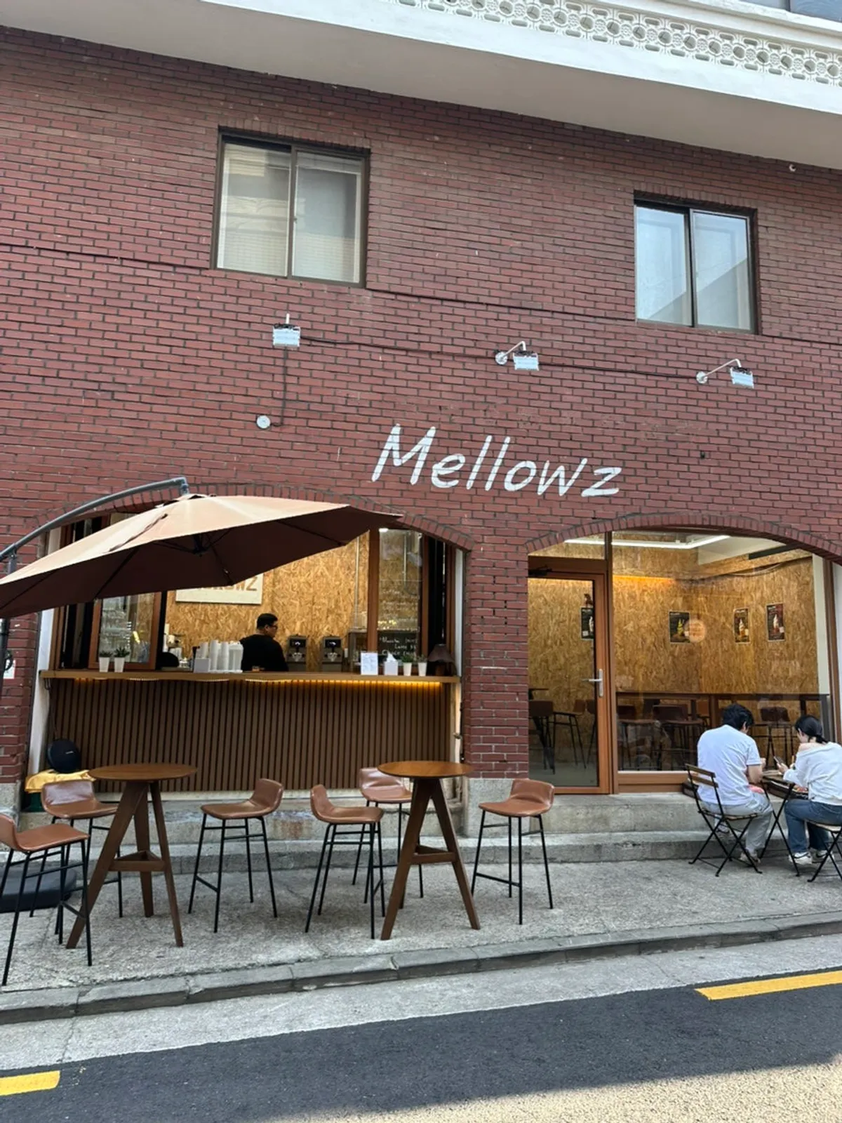 Café latte and peach ice cream ordered at Mellows