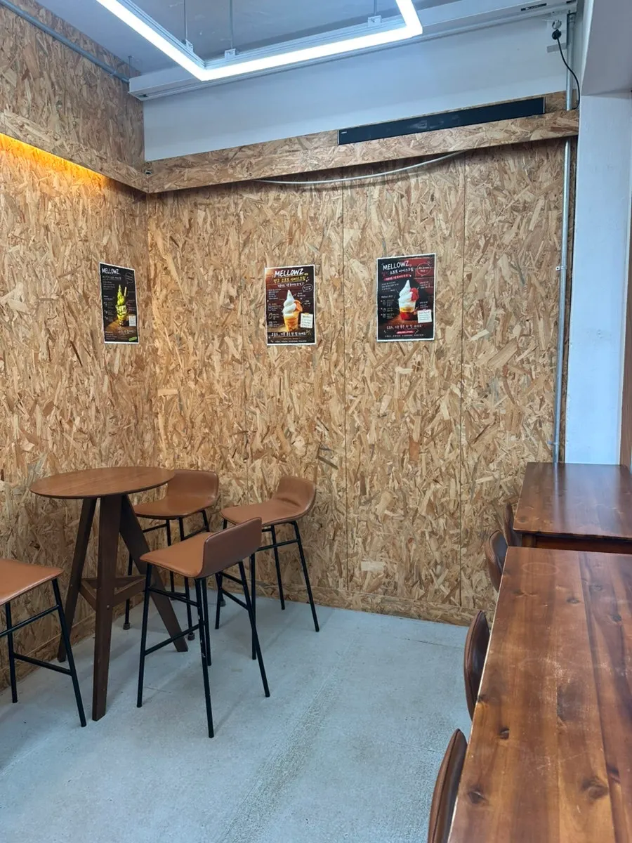 Indoor seats at Mellows, good for resting alone