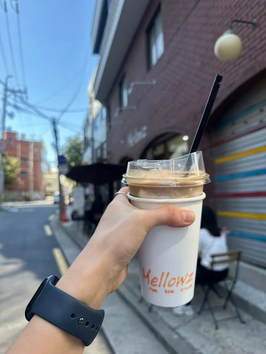 Latte and ice cream on an outdoor table at Mellows
