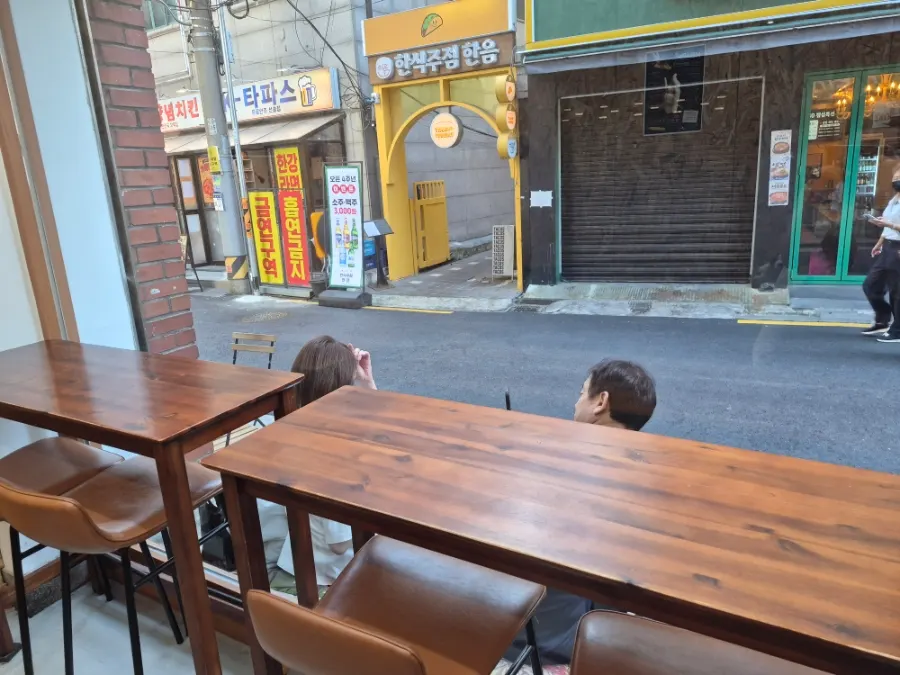 아담한 멜로우즈 실내 좌석과 소품