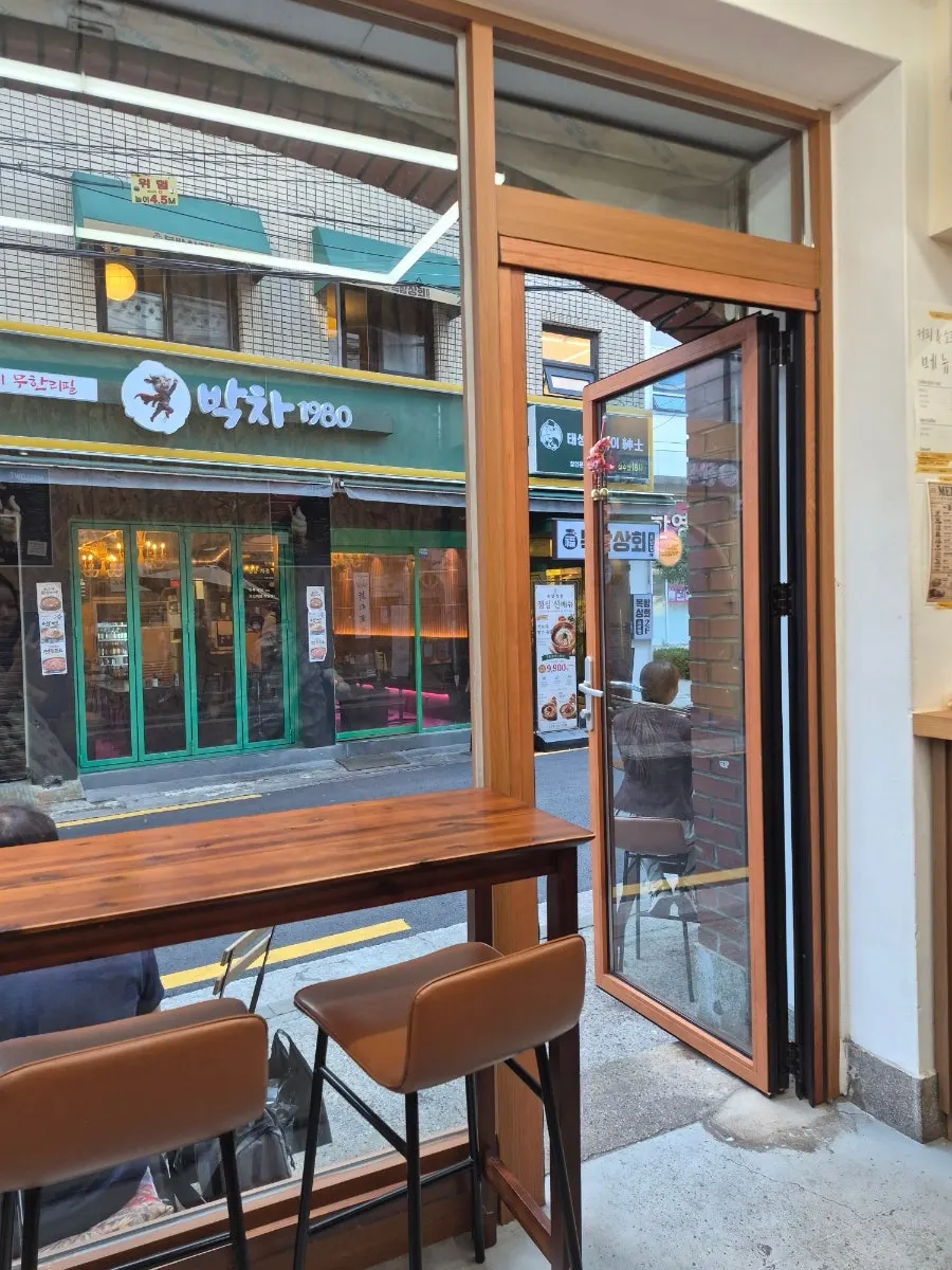 세로로 담은 멜로우즈 매장 분위기