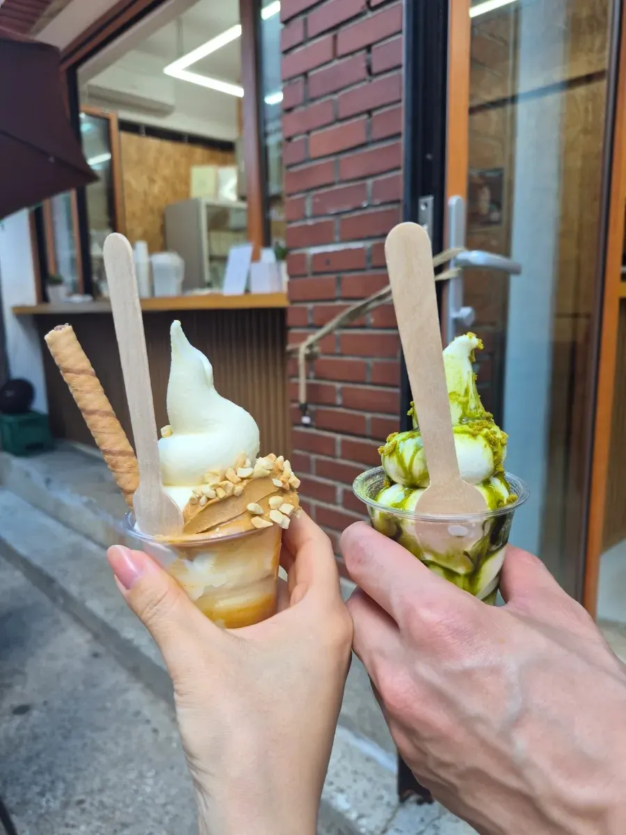 말차와 땅콩버터 아이스크림 컵 두 개
