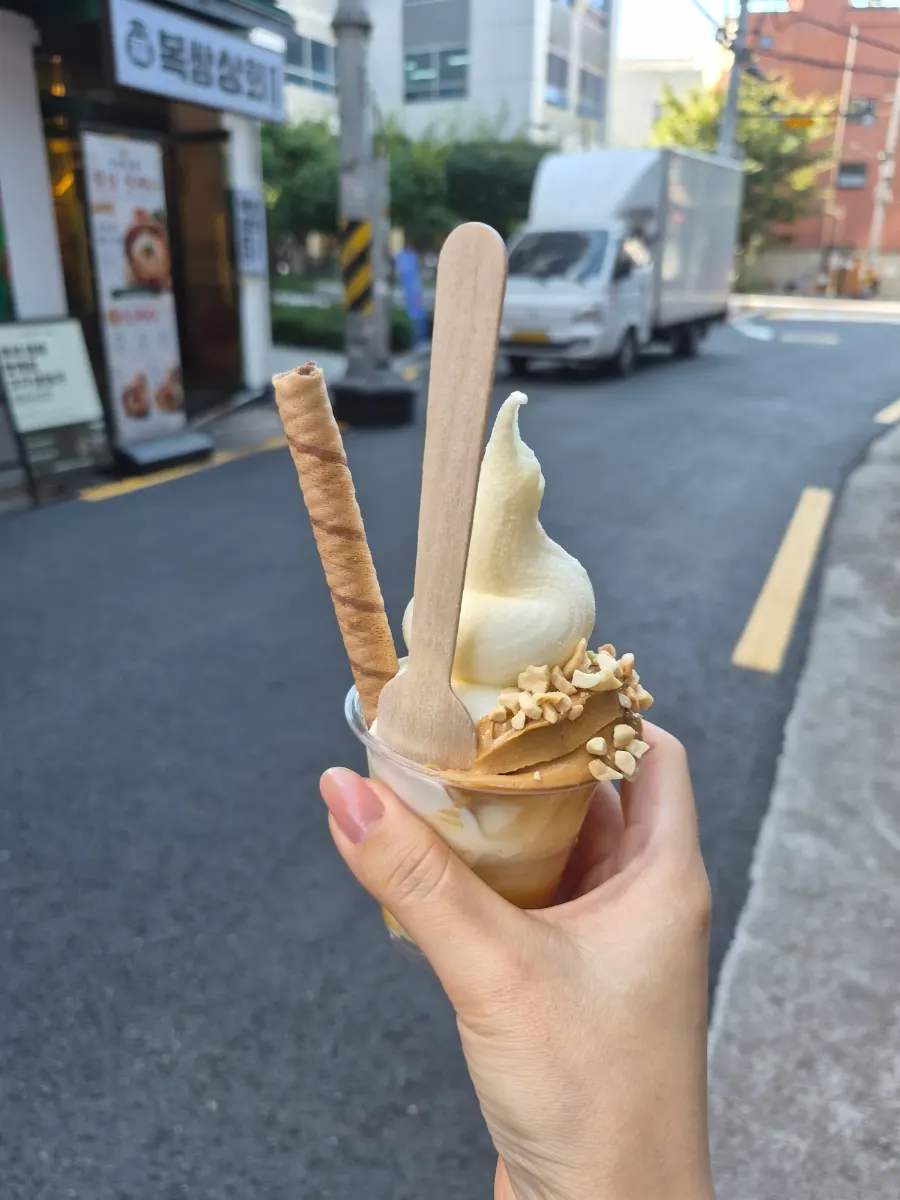 말차 시럽과 파우더가 올라간 말차 아이스크림