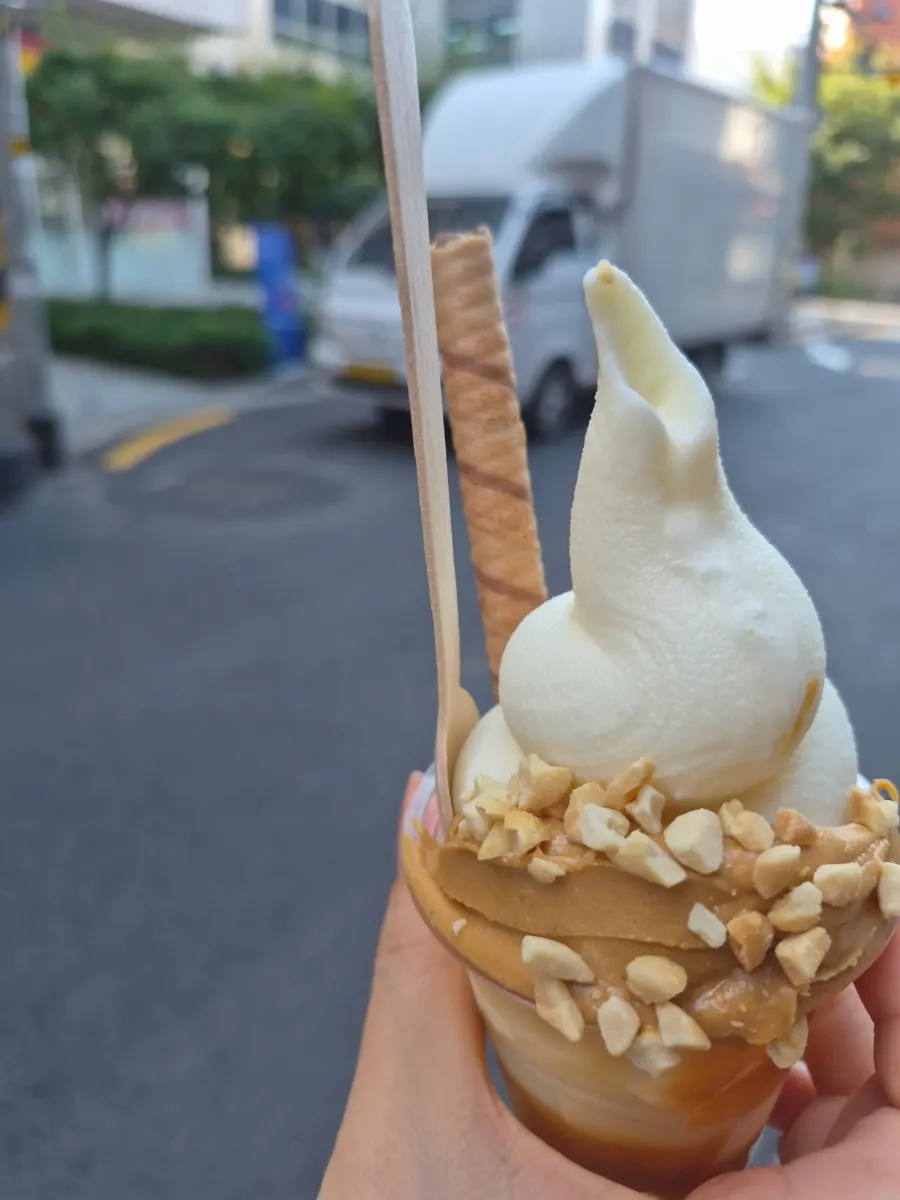 롤 웨하스가 꽂힌 땅콩버터 아이스크림