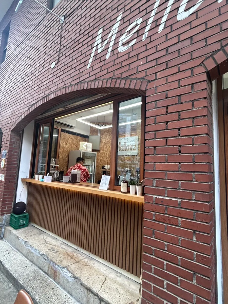 Entrance to Mellows in the alley between Ttukseom and Seoul Forest stations