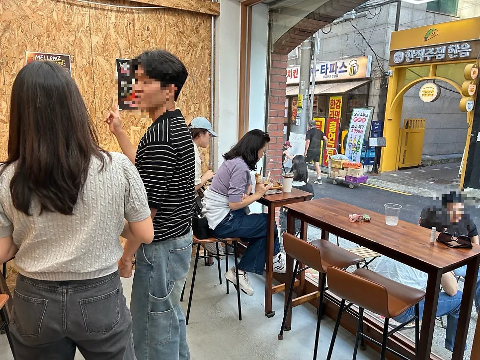 오후 햇살이 드는 원목 테이블 테라스 자리