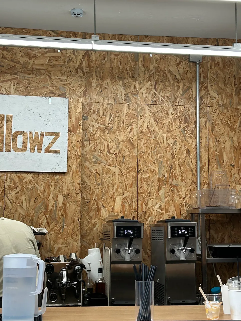 저녁에 판매하는 주류가 놓인 매장 내부