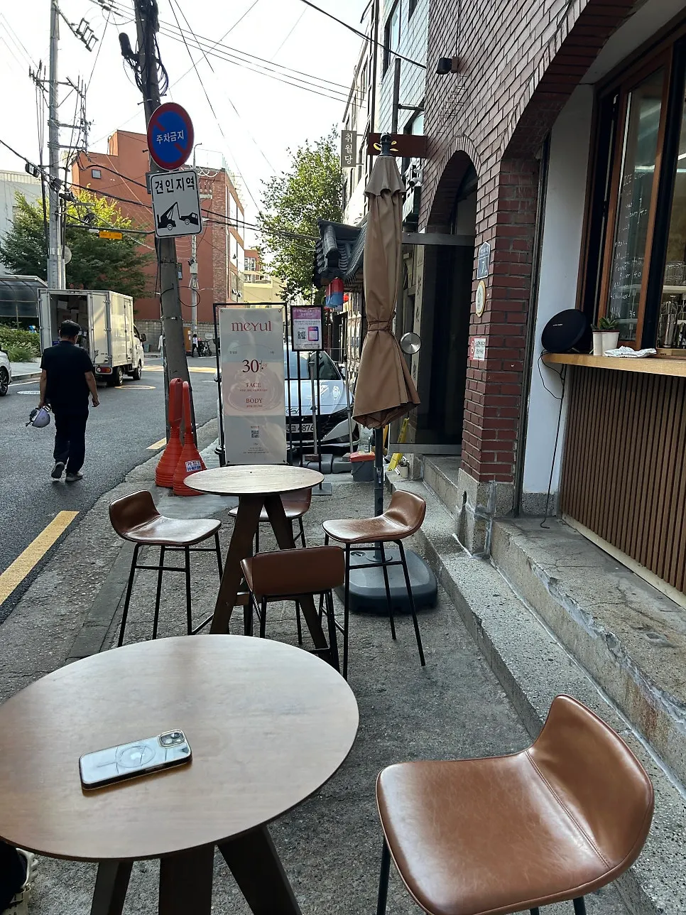 노을빛이 드리운 멜로우즈 야외 자리